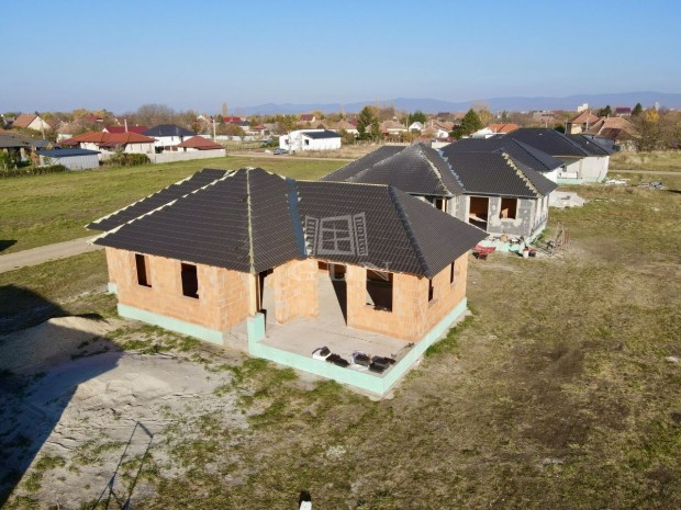 Elad� csal�di h�z Gy�ngy�shal�sz, Toldi utca