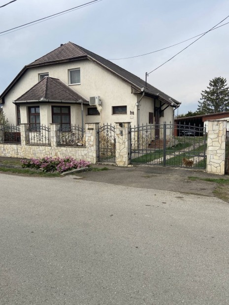 Elad� csal�di h�z Gy�ngy�shal�szon