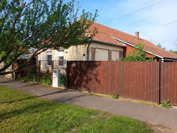 Elad� csal�di h�z Gyulav�riban!