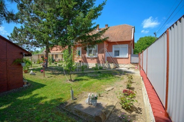 Elad� csal�di h�z Gyulav�riban ahova csak k�lt�znie kell.