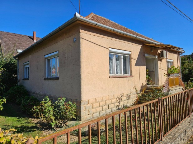 Elad� csal�di h�z Hark�ny frekvent�lt, csendes r�sz�n Alkotm�ny u