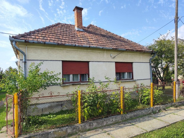 Elad� csal�di h�z Ikl�db�rd�c�n