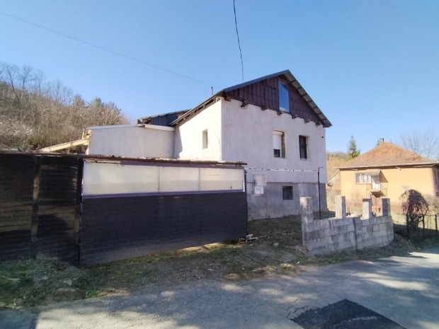 Elad� csal�di h�z Istenmezej�n, csendes erdei k�rnyezetben