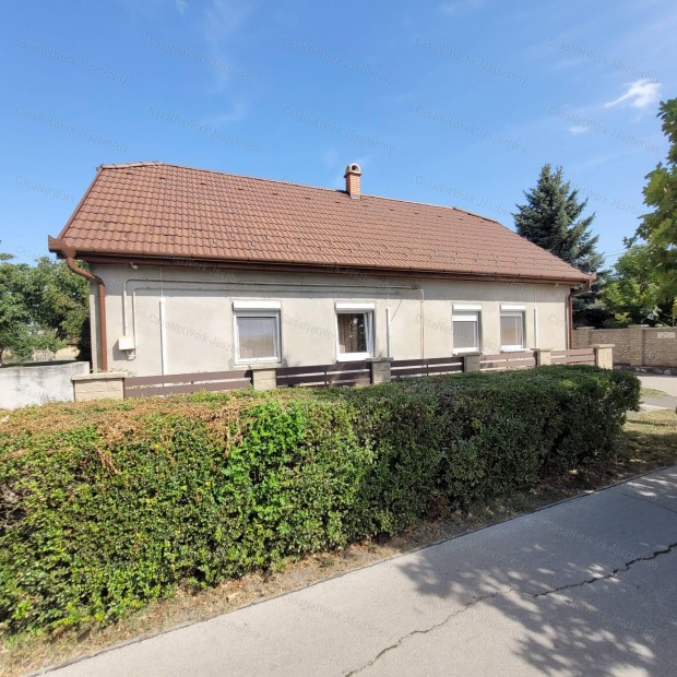 Elad� csal�di h�z J�noshid�n