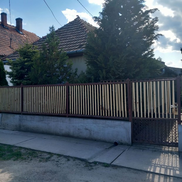 Elad� csal�di h�z J�szkis�ren