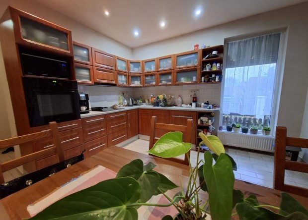 Elad� csal�di h�z J�zs�n, f�ldszintes, nappali +3 szob�s