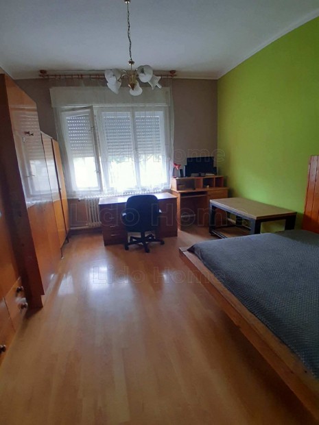 Elad� csal�di h�z Kadark�ton