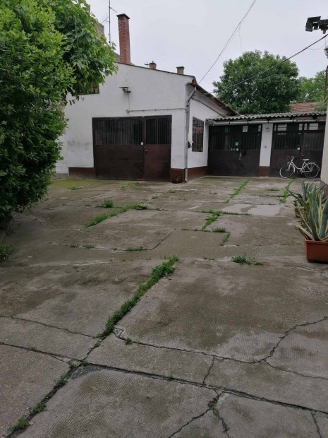 Elad� csal�di h�z Kalocs�n!