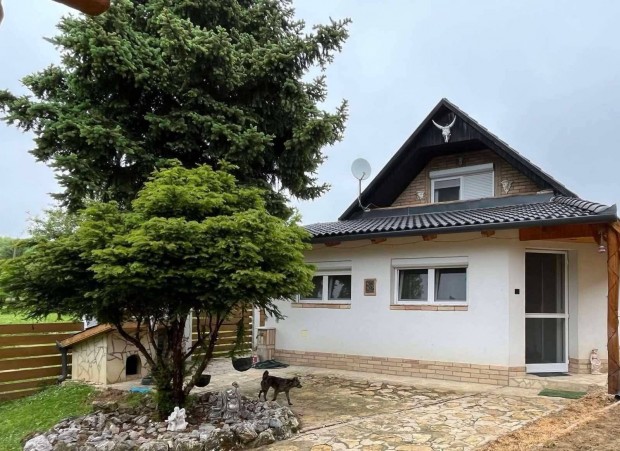 Elad� csal�di h�z Kaposv�r-Topon�ron, a Deseda-t� k�zel�ben