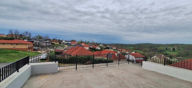 Elad� csal�di h�z Kaposv�ron a R�mahegyen z�rt lak�parkban