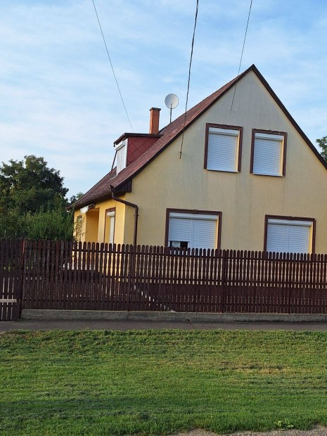 Elad� csal�di h�z Karcagon