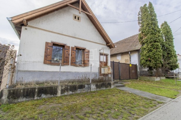 Eladó családi ház Kartal, Központban