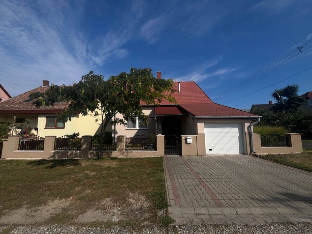 Elad� csal�di h�z Kisv�rd�n