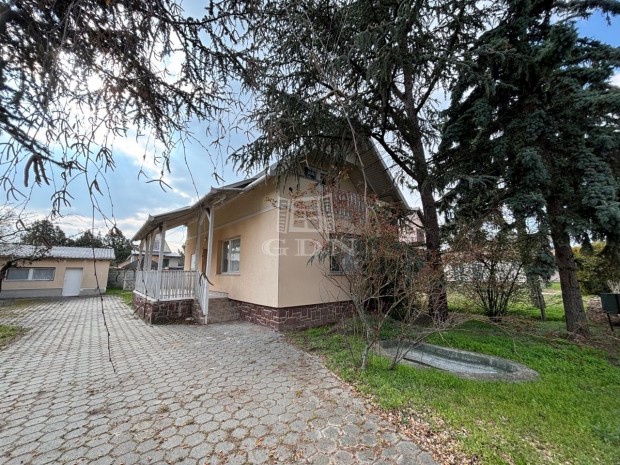 Elad� csal�di h�z Kom�rom, P�lffy Mikl�s utca