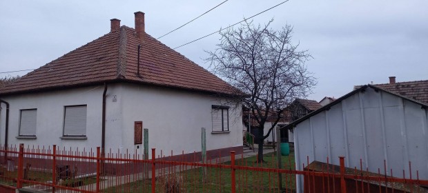 Elad� csal�di h�z Kunsz�ll�son