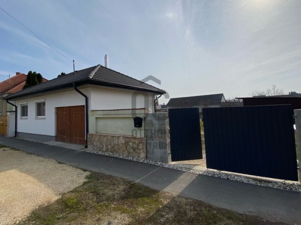 Elad� csal�di h�z Kunszigeten  Gy�rt�l 15 km-re