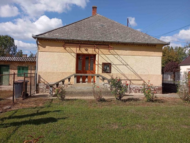 Elad� csal�di h�z L�ziban!