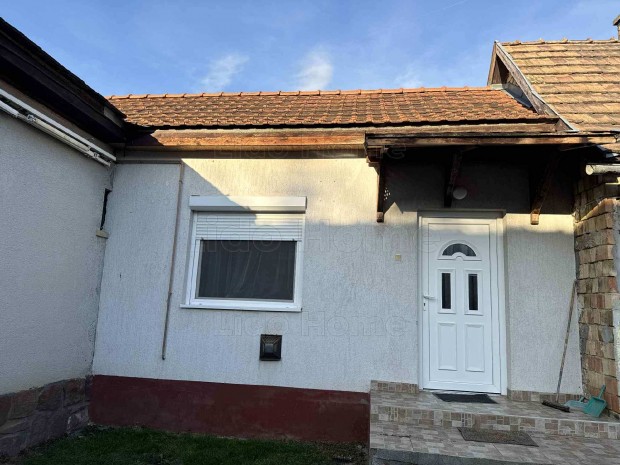 Elad� csal�di h�z Leps�nyben