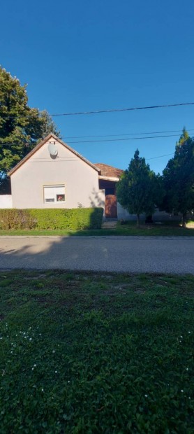 Elad� csal�di h�z Magyarpol�nyban 