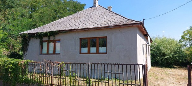 Elad� csal�di h�z M�rokpapiban,