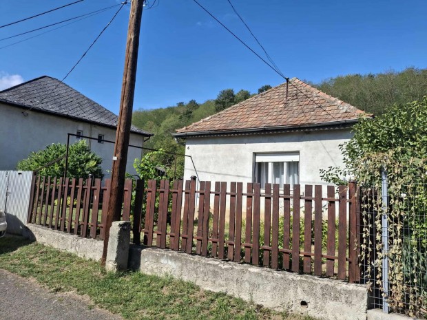 Elad� csal�di h�z M�tramindszenten