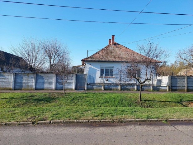 Elad� csal�di h�z Mez�ber�ny kedvelt r�sz�n a Zr�nyi sug�r�ton