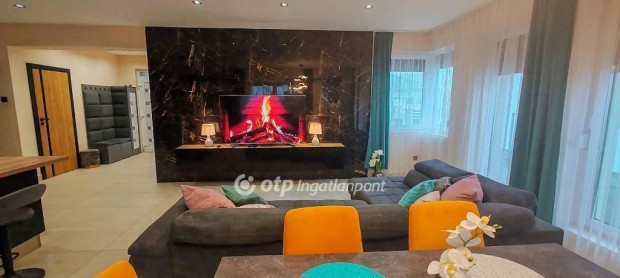 Elad� csal�di h�z Miskolc-Szirm�n!