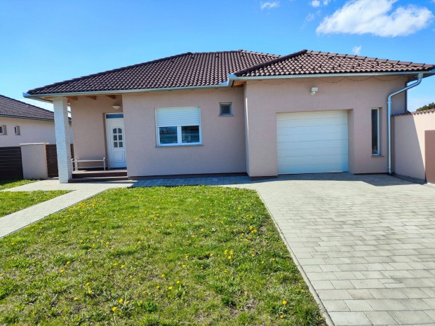 Elad� csal�di h�z Moh�cson