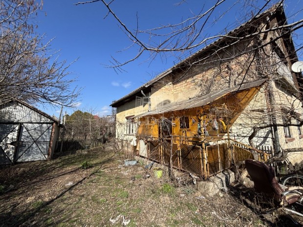 Elad� csal�di h�z Monorierd�, Fel�j�tand� t�gla csal�di h�z