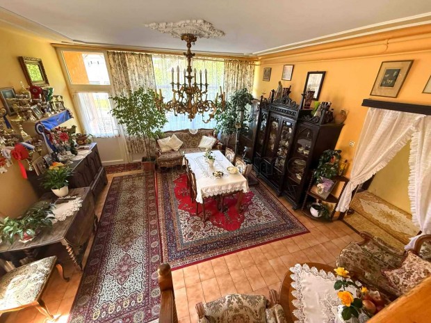 Elad� csal�di h�z M�ron