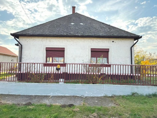 Elad� csal�di h�z Nagyiv�non