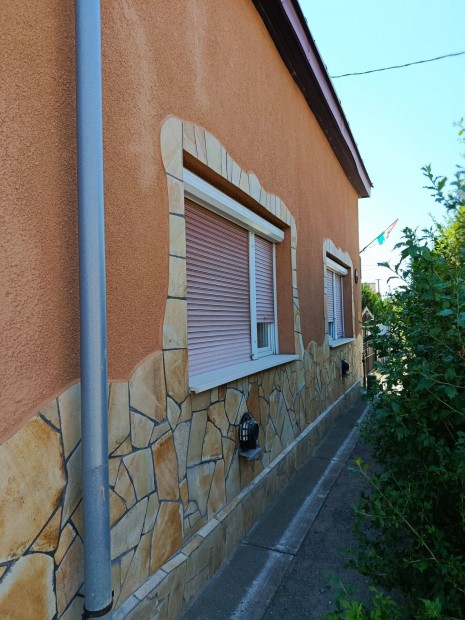 Elad� csal�di h�z Nagyk�ll�ban