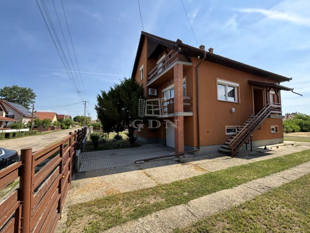 Elad� csal�di h�z Nagyk�ta, K�TGENER�CI�S LEHET�S�GEKKEL!