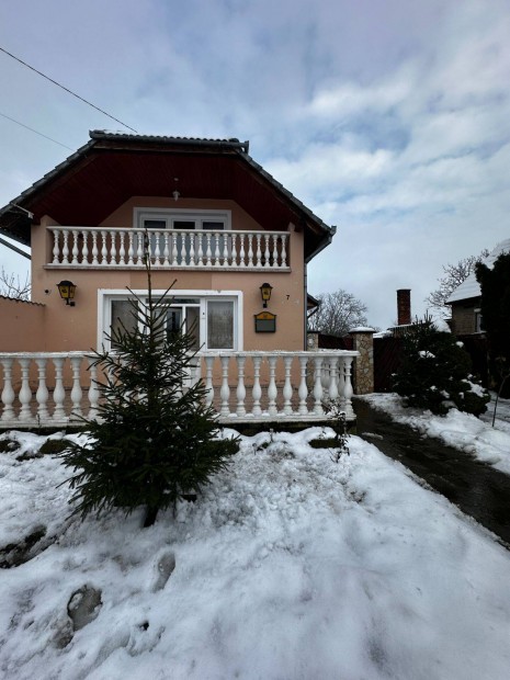 Elad� csal�di h�z Nagyv�tyon