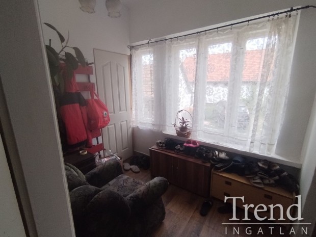 Elad� csal�di h�z Nagyvenyim K�zpontj�ba