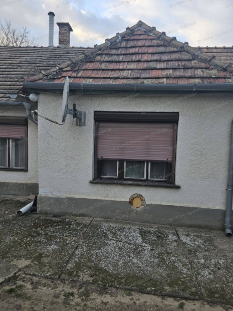 Elad� csal�di h�z Nasz�lyon!