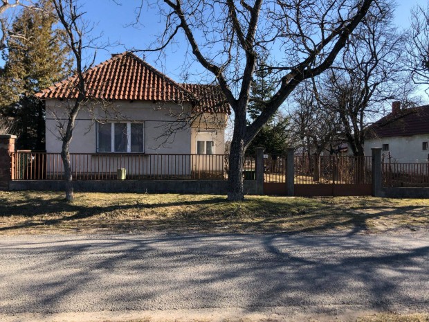 Elad� csal�di h�z Nyir�d