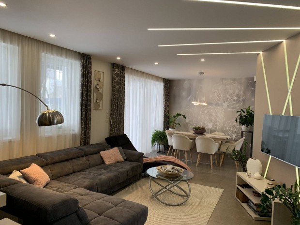 Elad� csal�di h�z Ny�regyh�za