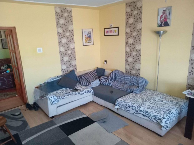 Elad� csal�di h�z Ny�regyh�za Als�p�zsit