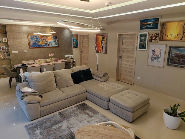 Elad� csal�di h�z Ny�regyh�za Oros