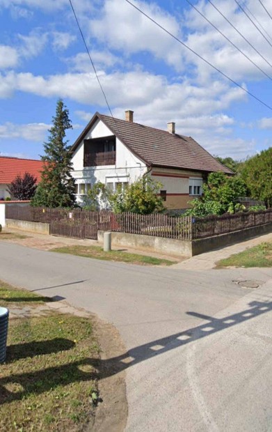 Elad� csal�di h�z �p�lyiban!