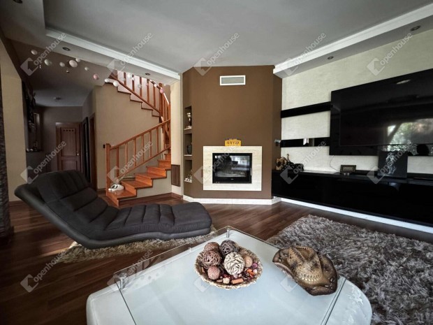 Elad� csal�di h�z �reghegyen