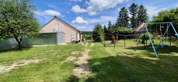 Elad� csal�di h�z Pakod csendes mell�kutc�j�ban, t�vol a