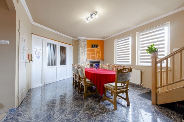 Elad� csal�di h�z P�cel, Cs�nya t� k�zel�ben