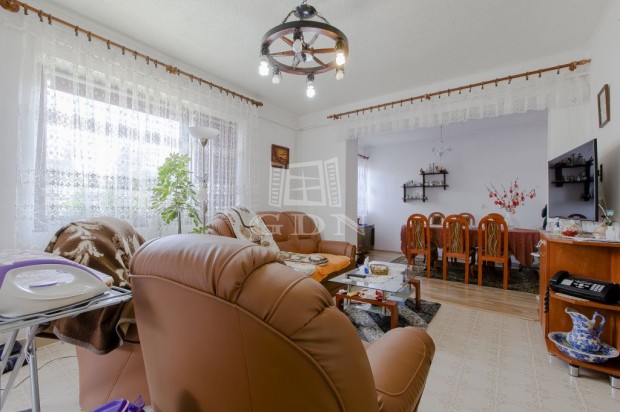 Elad� csal�di h�z P�cel, Cs�nya t� k�zel�ben