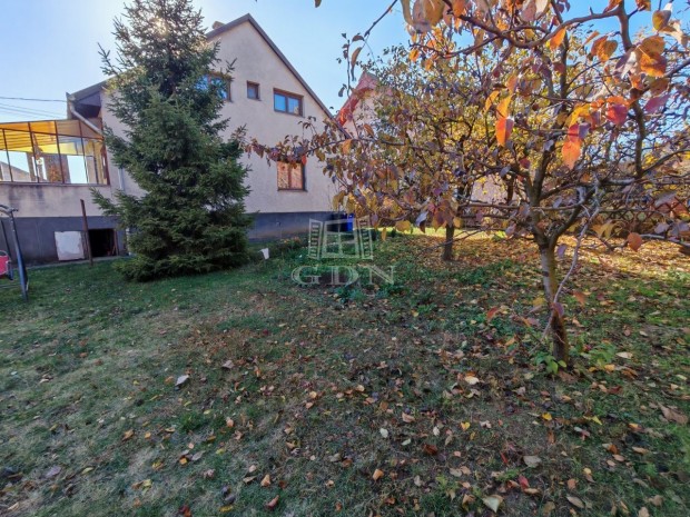 Elad� csal�di h�z P�cel, P�cel, Kel� lak�park perem�n