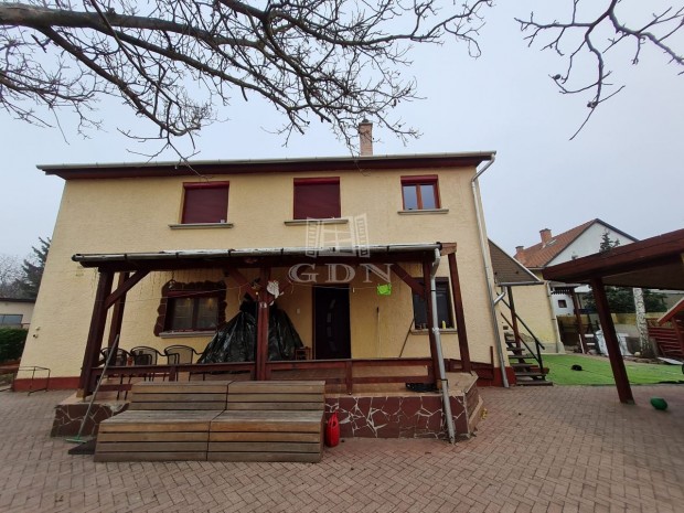 Elad� csal�di h�z P�cel, P�cel- K�t gener�ci�s h�z