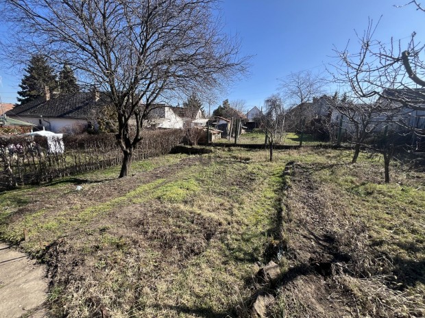 Elad� csal�di h�z P�cel csendes utc�j�ban - kiv�l� lok�ci�val