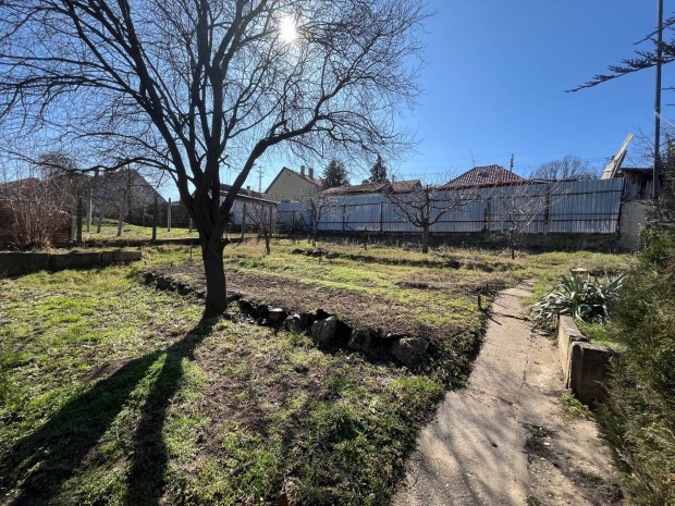 Elad� csal�di h�z P�cel csendes utc�j�ban - kiv�l� lok�ci�val