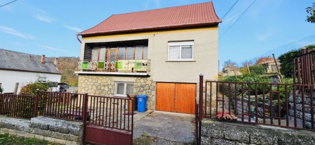 Elad� csal�di h�z P�cs-Vasas csendes, k�zponti r�sz�n